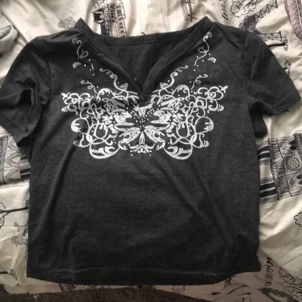 I’m selling this t-shirt just cause I didn’t like how it looked on me